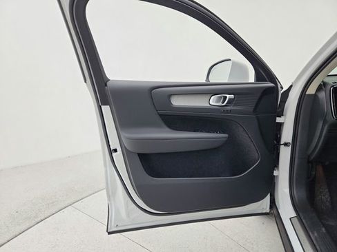 New 2025 Volvo XC40 B5 Core w/ Protection Package Premier image 31