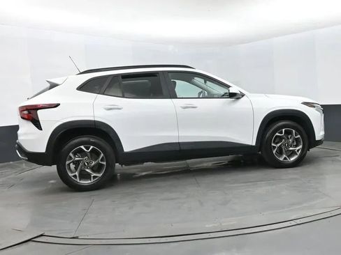 Used 2025 Chevrolet Trax LT w/ LT Convenience Package FWD image 4