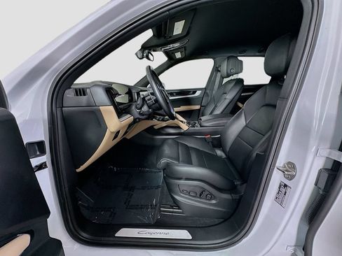 Certified 2024 Porsche Cayenne AWD/4WD image 5