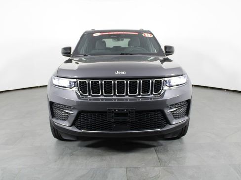 Used 2025 Jeep Grand Cherokee Laredo image 13