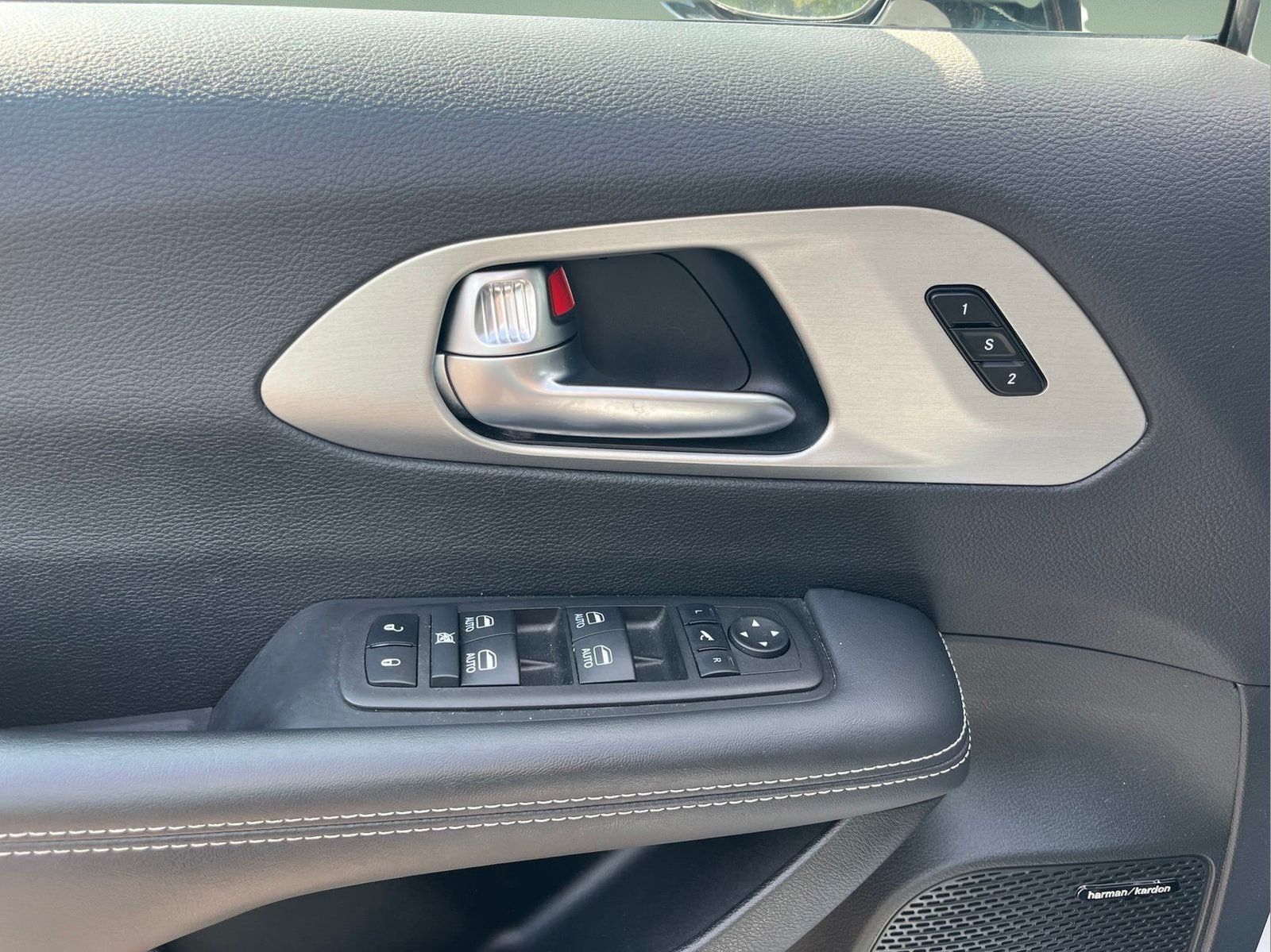 Used 2024 Chrysler Pacifica Limited w/ Uconnect Theater Family Group FWD image 10