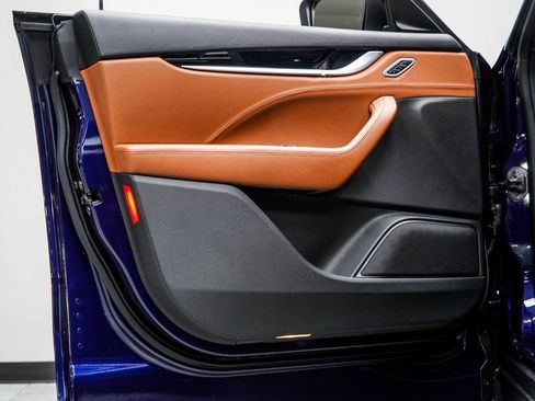 Used 2018 Maserati Levante image 27