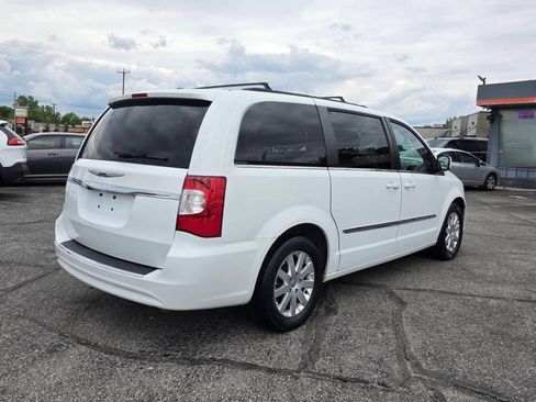 Used 2016 Chrysler Town & Country Touring FWD image 10