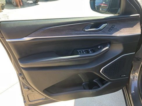 Certified 2023 Jeep Grand Cherokee L Limited image 9