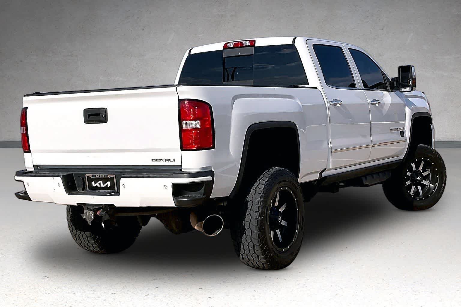 Used 2017 GMC Sierra 2500 Denali w/ Duramax Plus Package AWD/4WD image 21