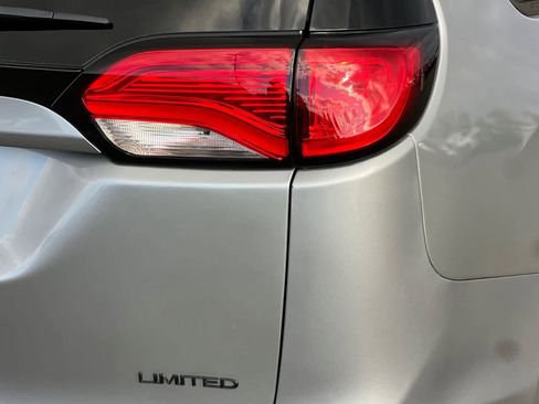 Used 2020 Chrysler Pacifica Limited image 28