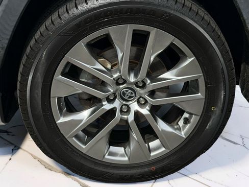 Used 2020 Toyota RAV4 XLE Premium FWD image 5