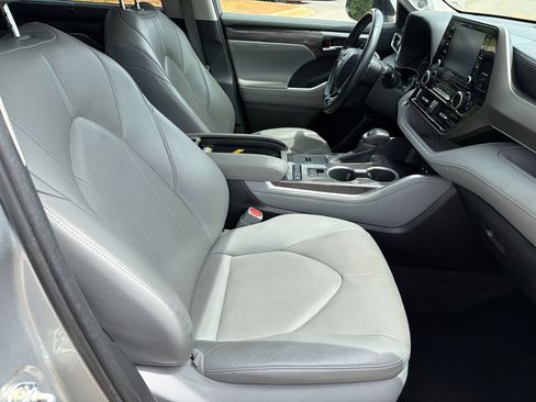 Used 2020 Toyota Highlander Limited FWD image 13