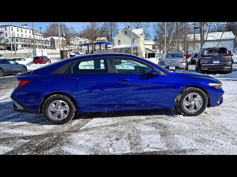 Certified 2025 Hyundai Elantra SE image 9