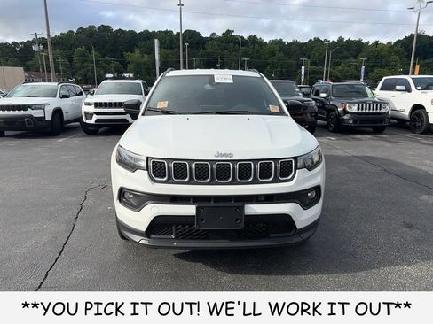 Used 2024 Jeep Compass Latitude AWD/4WD image 2
