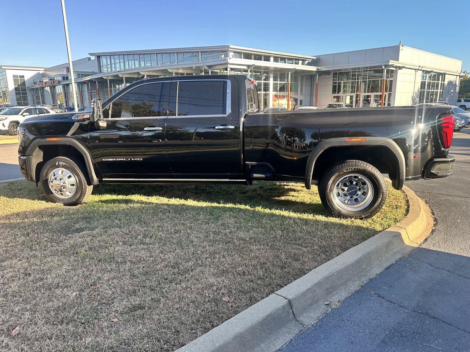 Used 2026 GMC Sierra 3500 Denali w/ Denali Reserve Package AWD/4WD image 5