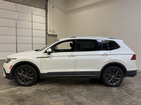 Used 2022 Volkswagen Tiguan SE w/ Panoramic Sunroof Package FWD image 4