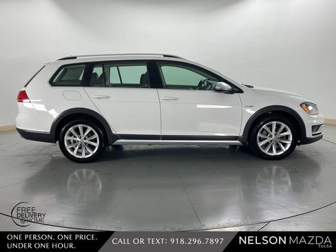 Used 2017 Volkswagen Golf Alltrack S image 5