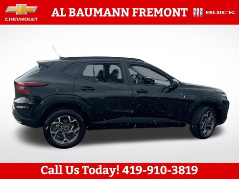 Used 2025 Chevrolet Trax LT FWD image 5