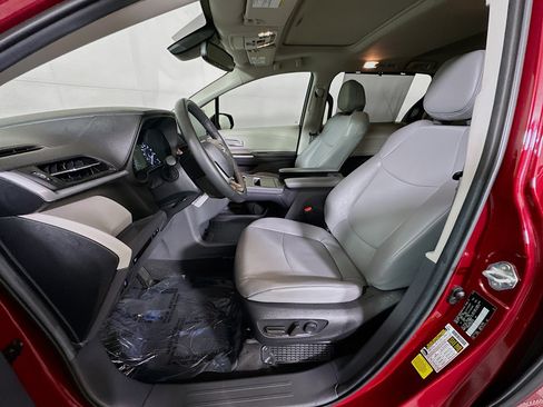 Used 2024 Toyota Sienna XLE FWD image 12