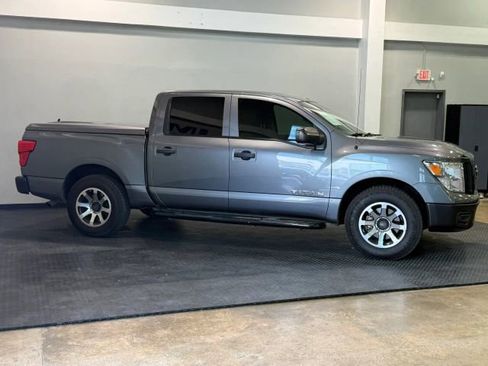 Used 2019 Nissan Titan S image 6