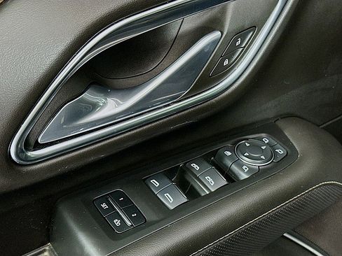 Used 2024 Chevrolet Suburban Premier image 18