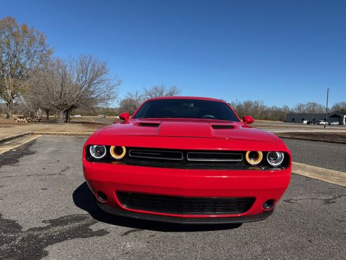 Used 2019 Dodge Challenger SXT image 8