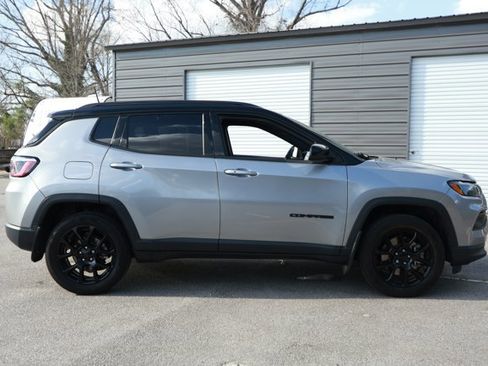 Used 2023 Jeep Compass Altitude image 4
