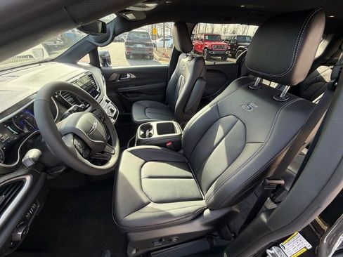 New 2026 Chrysler Pacifica Select image 16
