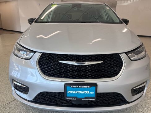 Used 2024 Chrysler Pacifica Touring-L FWD image 2