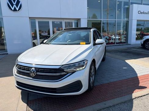 Certified 2024 Volkswagen Jetta SE w/ Panoramic Sunroof Package FWD image 3