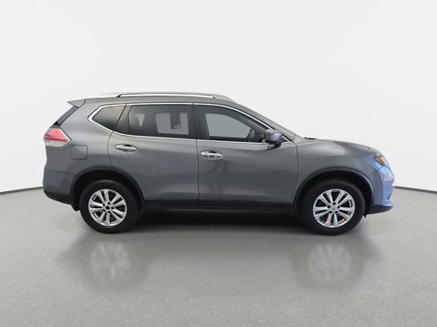 Used 2016 Nissan Rogue SV image 4
