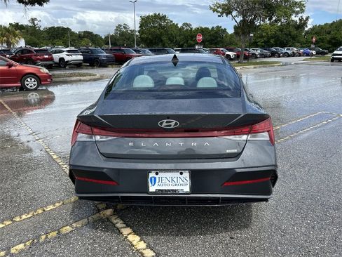 New 2025 Hyundai Elantra Limited image 11