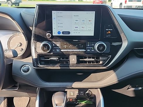 Used 2024 Toyota Highlander LE image 31