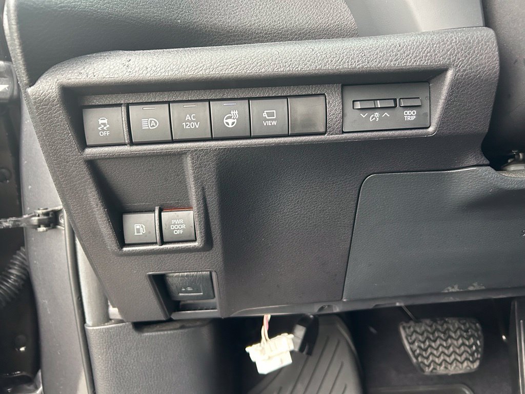 Used 2025 Toyota Sienna Platinum AWD/4WD image 19