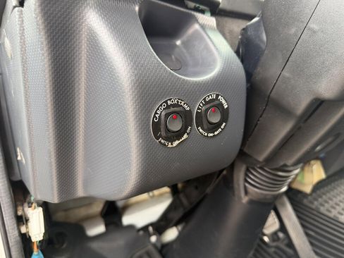 Used 2023 Isuzu NPR image 19