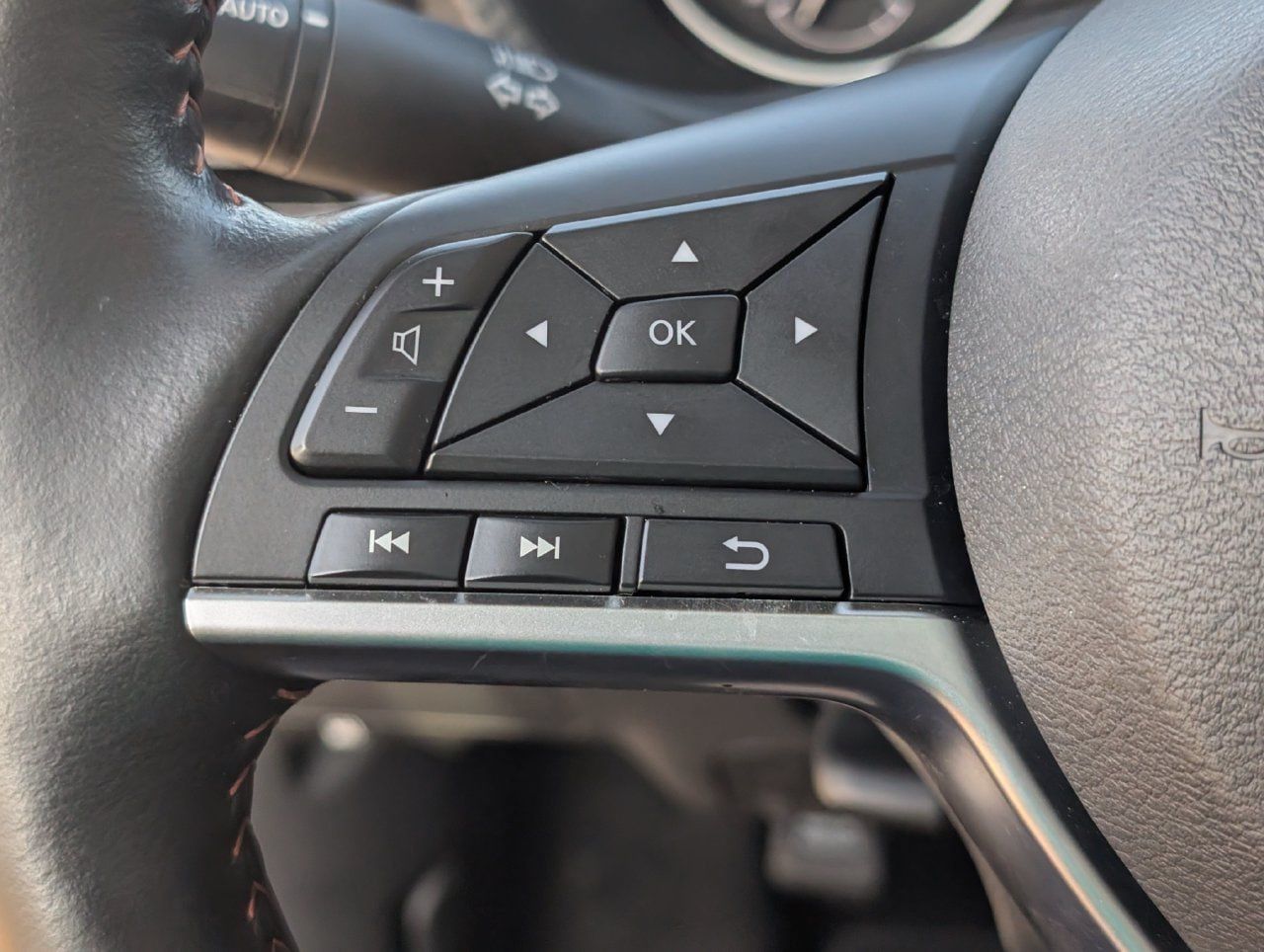 Used 2025 Nissan Sentra SR w/ SR Premium Package FWD image 24