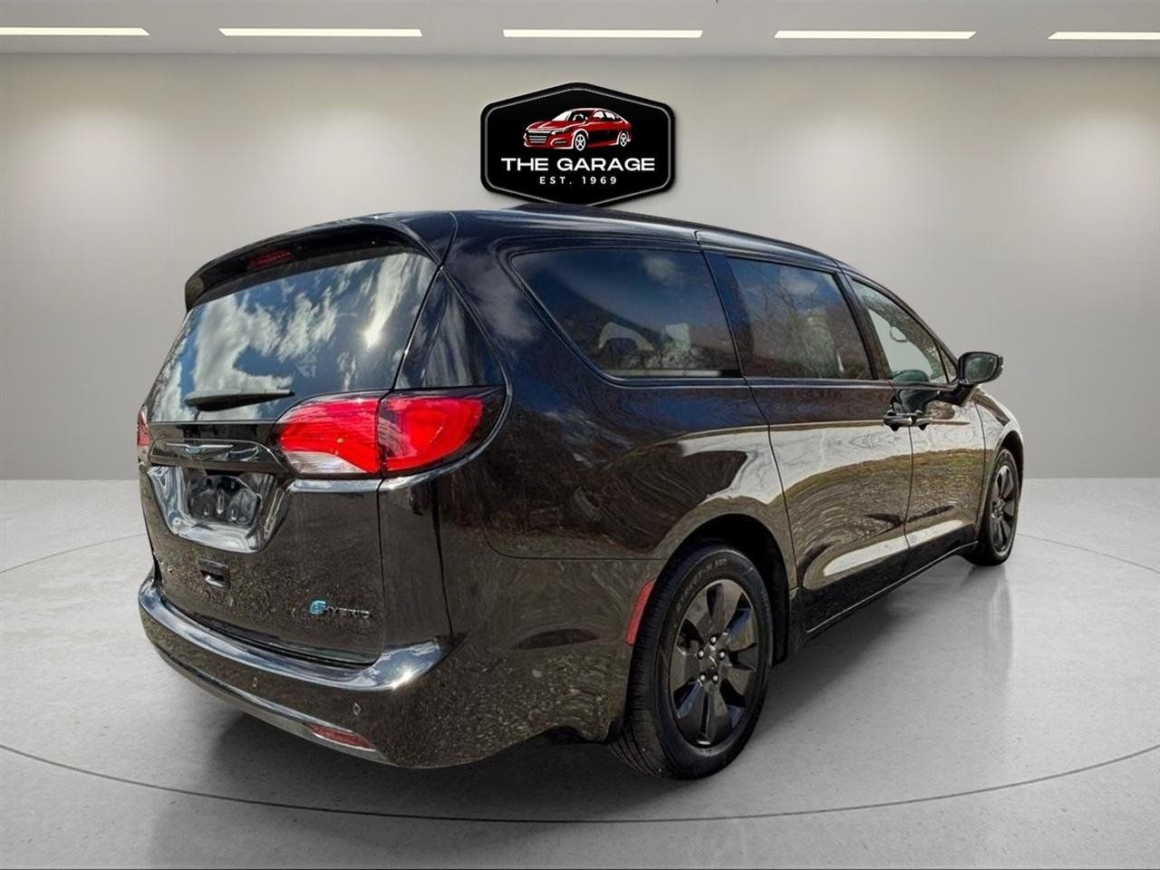 Used 2019 Chrysler Pacifica Limited w/ Advanced Safetytec Group FWD image 3