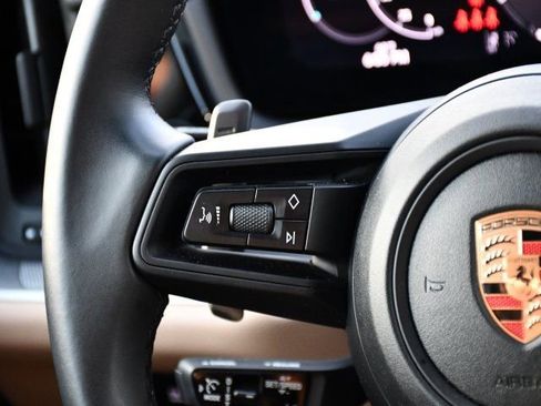 Used 2025 Porsche Cayenne image 22