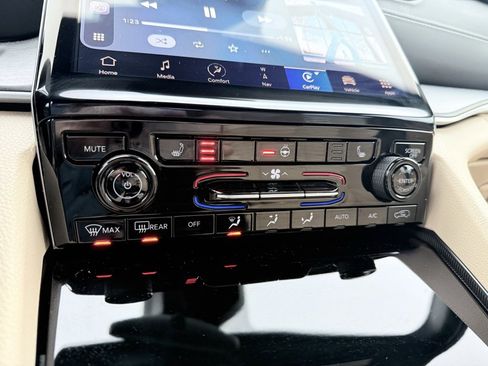 Used 2024 Jeep Grand Cherokee Limited image 18