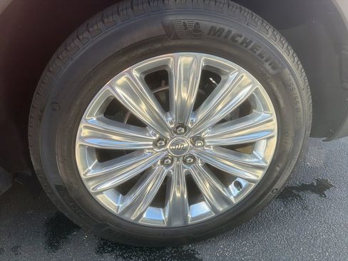 Used 2024 Ford Explorer King Ranch w/ Technology Package image 17