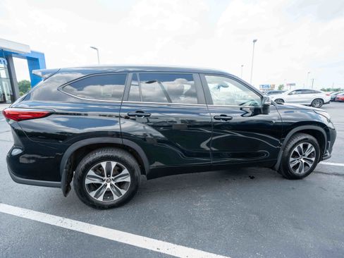 Used 2023 Toyota Highlander XLE AWD/4WD image 6
