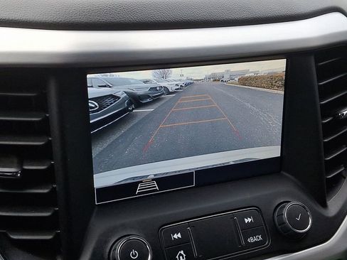 Used 2023 GMC Acadia SLE w/ Driver Convenience Package image 18