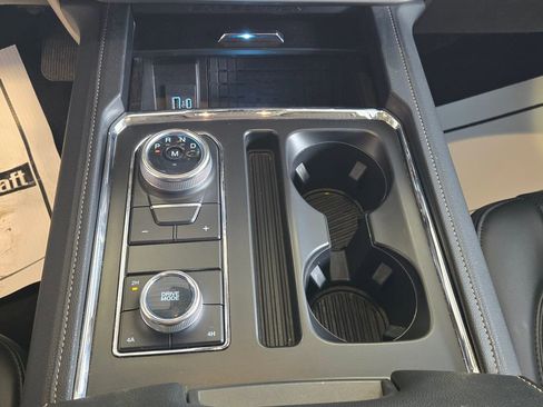 Used 2024 Ford Expedition XLT image 19