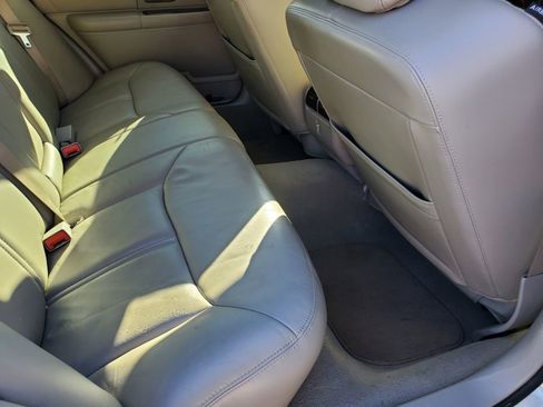 Used 2006 Lincoln Town Car Signature Limited image 33