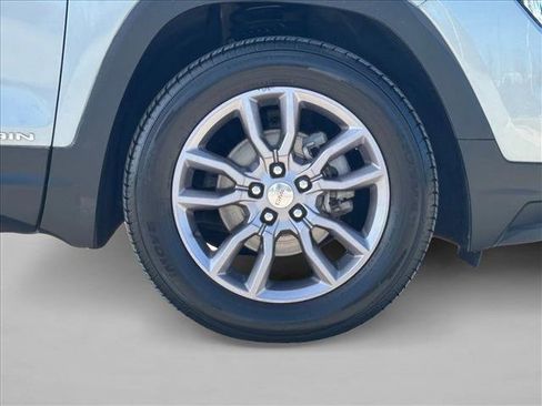 Used 2023 GMC Terrain SLT image 17