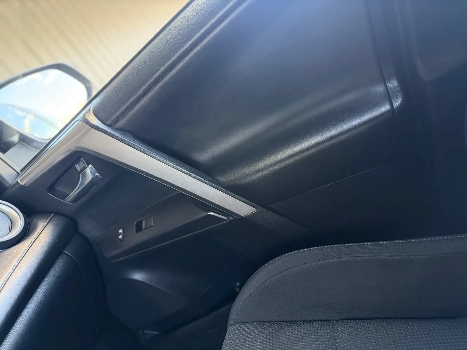 Used 2018 Toyota RAV4 XLE AWD/4WD image 35