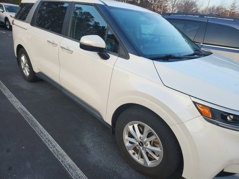 Used 2022 Kia Carnival LX image 4