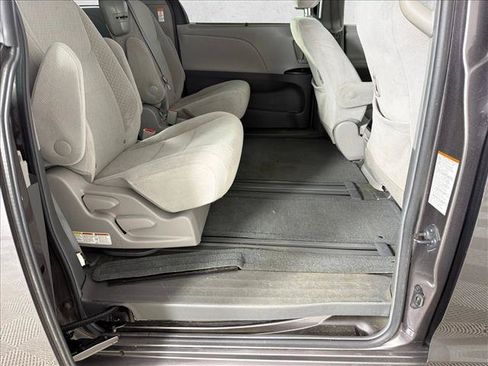 Used 2015 Toyota Sienna LE FWD image 15