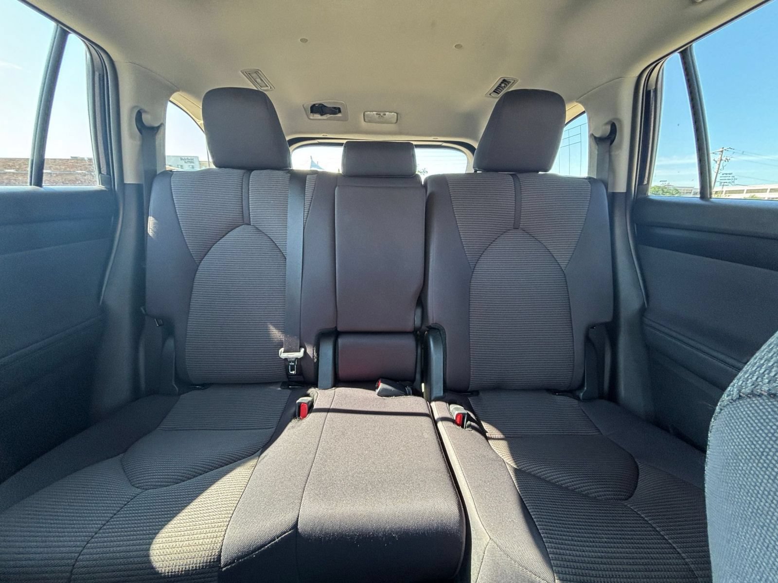 Used 2025 Toyota Highlander LE FWD image 39