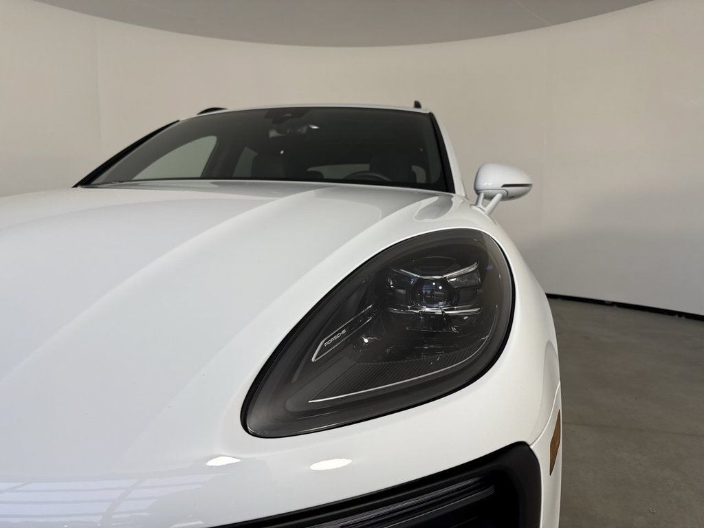 Certified 2025 Porsche Macan AWD/4WD image 11