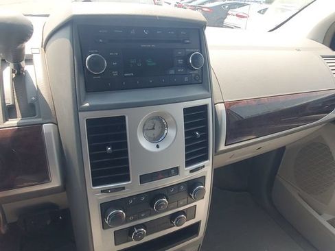 Used 2009 Chrysler Town & Country Touring FWD image 13