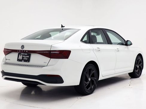 Used 2025 Volkswagen Jetta SE FWD image 8