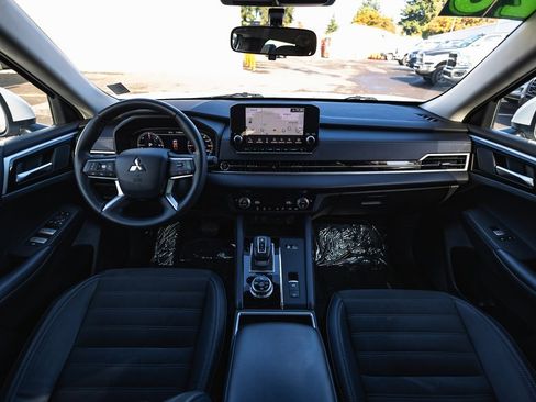 Used 2023 Mitsubishi Outlander SE image 25