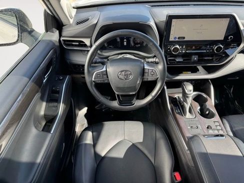 Used 2023 Toyota Highlander Limited AWD/4WD image 5
